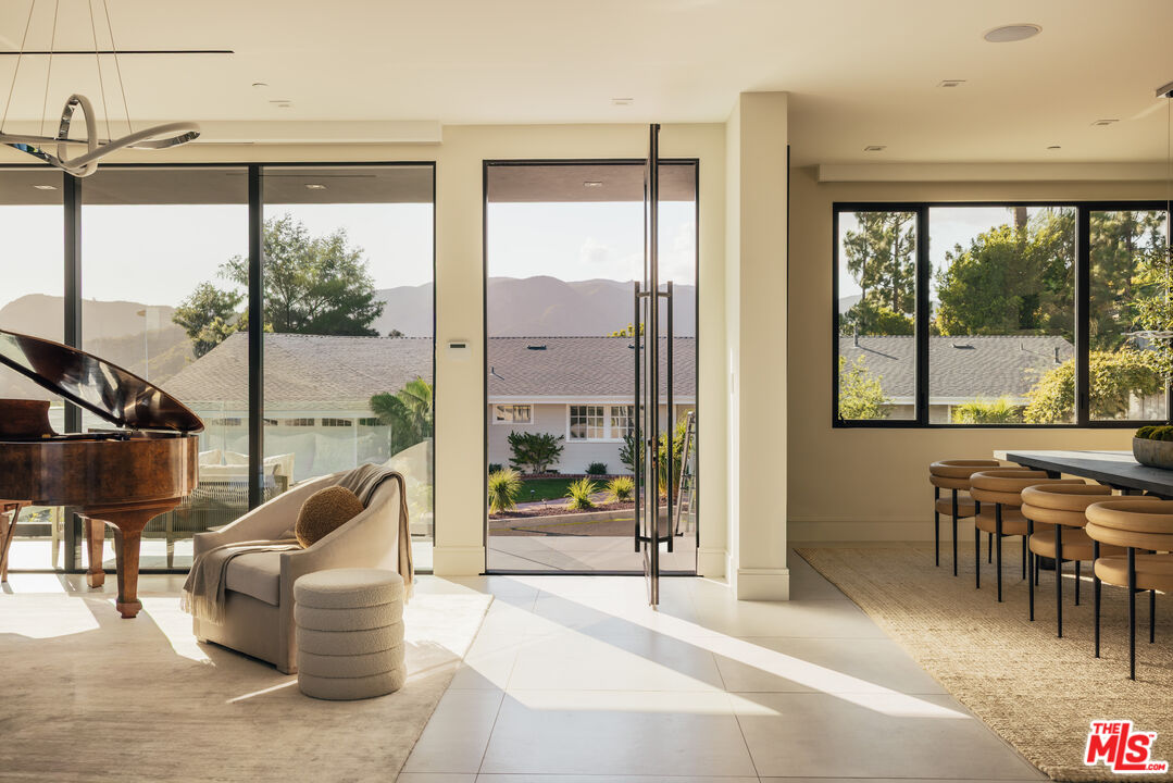 2162 Westridge Road Los Angeles, CA 90049 - Photo 3 of 48