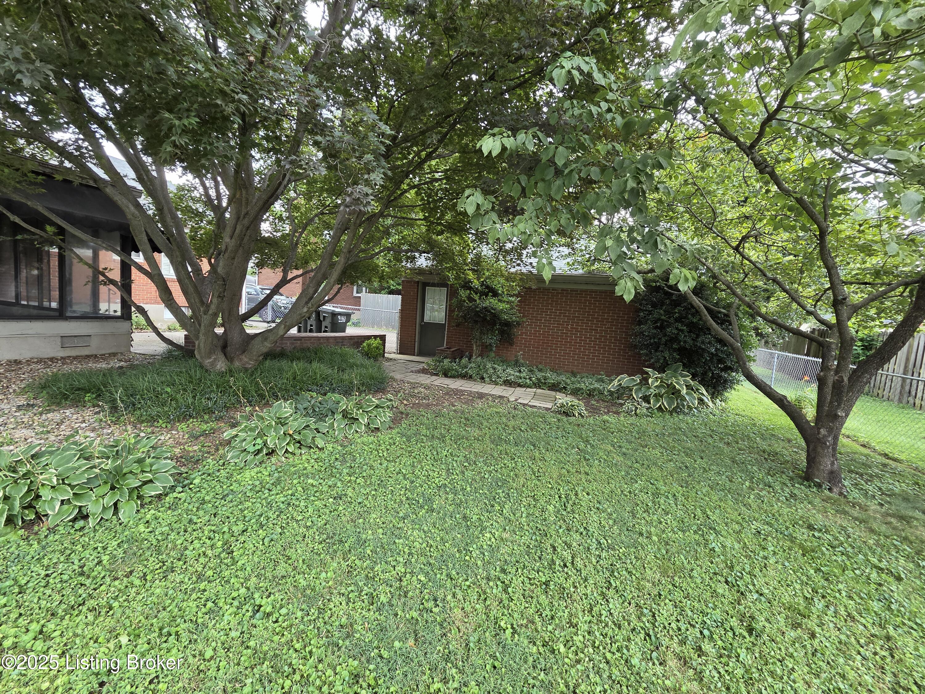 4318 Wingate Road Louisville, KY 40207 - Photo 6 of 50 6d7febd0-398d-40b9-ac2a-473e1d82cc7c-1_a