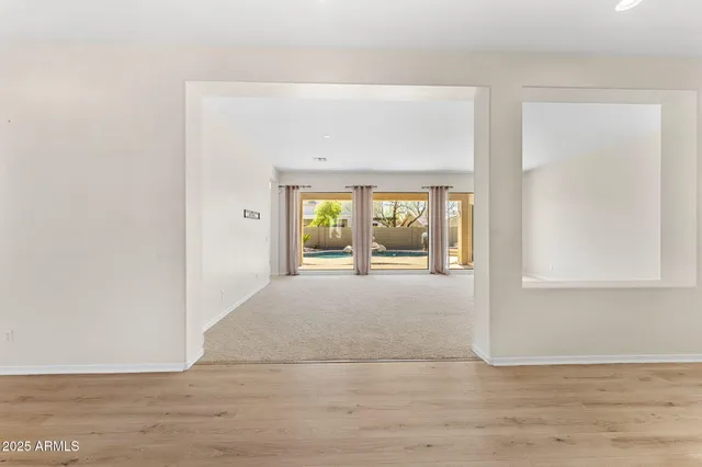 a view of a backyard