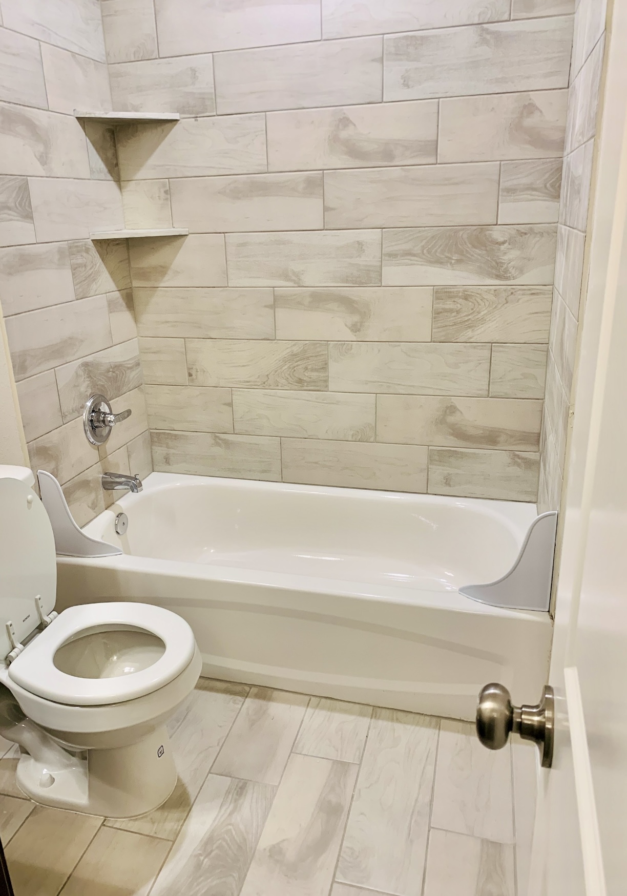 808 Fallbrook Drive Temple, TX 76502 - Photo 23 of 36 Full bath with toilet and shower combination