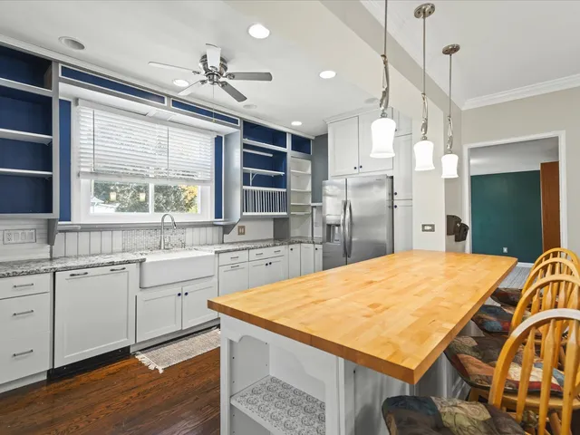 $385,000 | 615 Dean Street, Woodstock, IL 60098