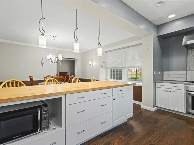 $385,000 | 615 Dean Street, Woodstock, IL 60098