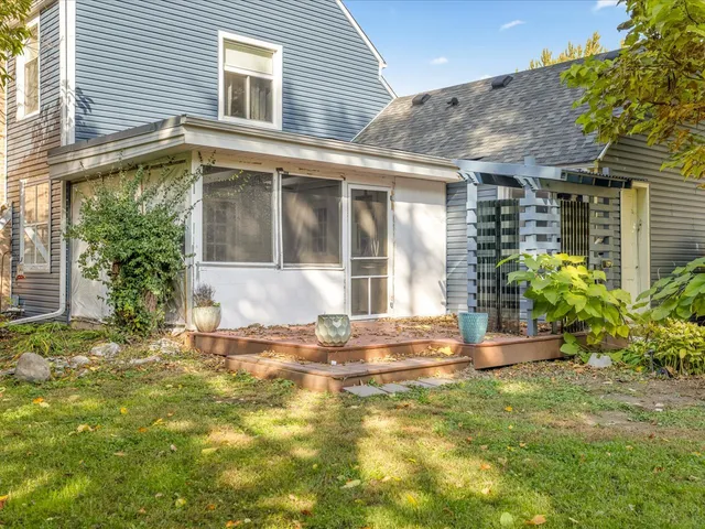 $385,000 | 615 Dean Street, Woodstock, IL 60098