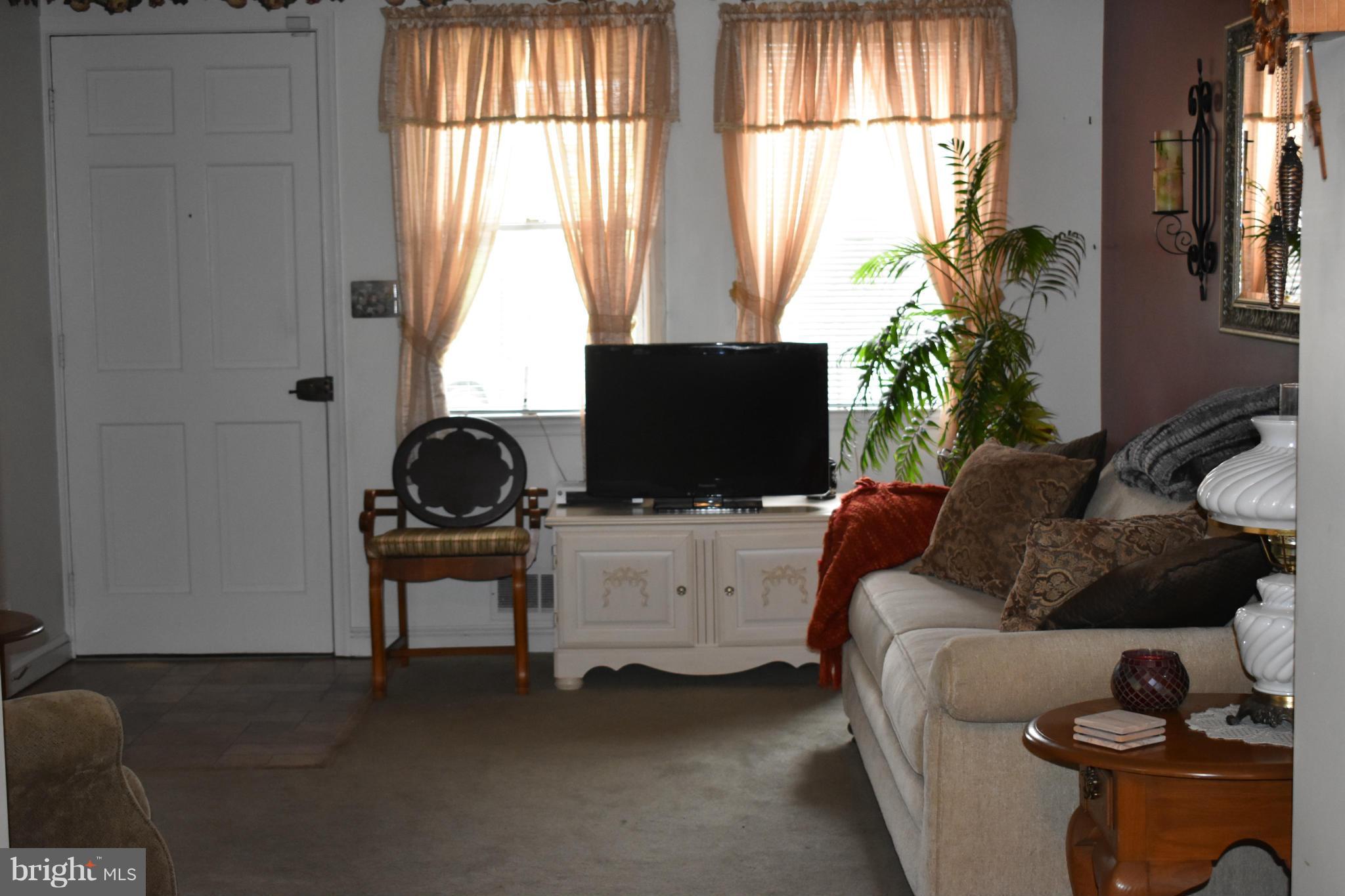 1617 Manor Road Baltimore, MD 21222 - Photo 7 of 28 Living Room