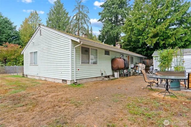 a view of a house with backyard and sitting area