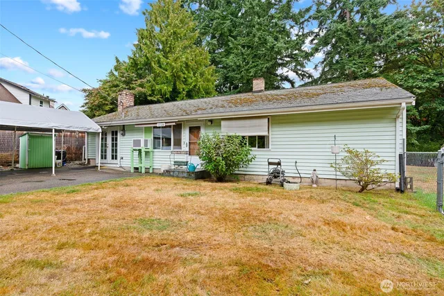 a view of a house with a yard