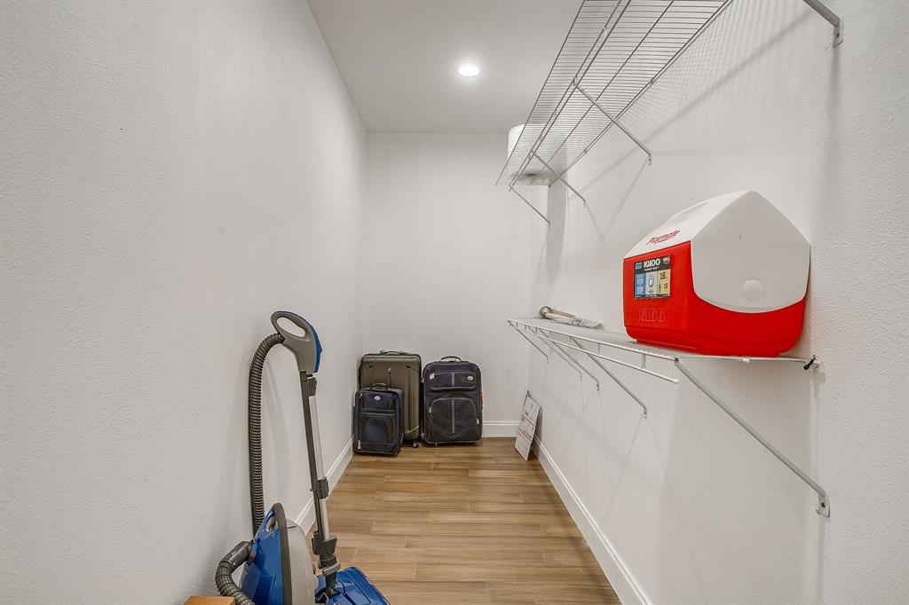 13740 County Road 4041 Scurry, TX 75158 - Photo 29 of 40 a room with musical instruments