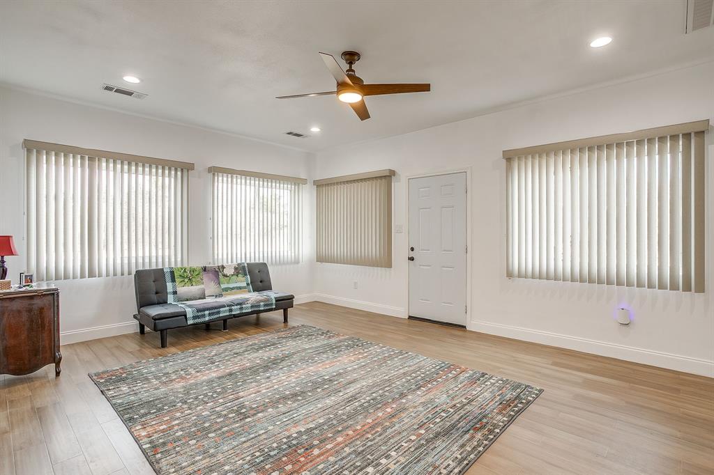 13740 County Road 4041 Scurry, TX 75158 - Photo 30 of 40 a living room with furniture and window