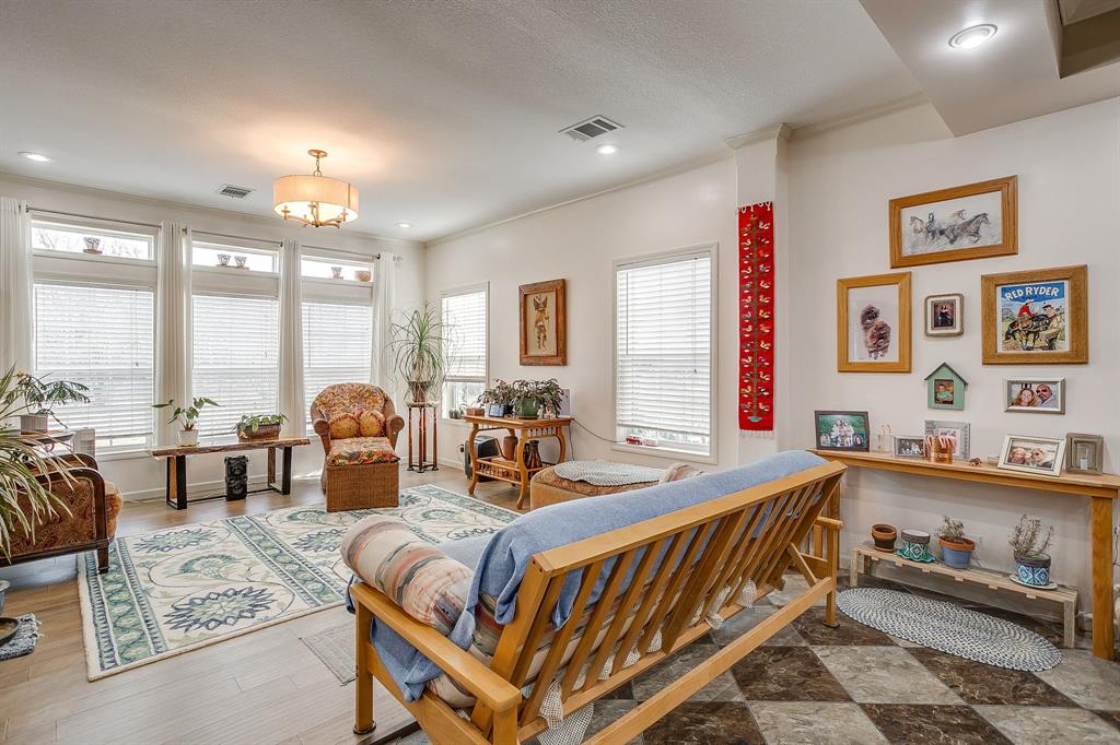 13740 County Road 4041 Scurry, TX 75158 - Photo 33 of 40 a living room with furniture