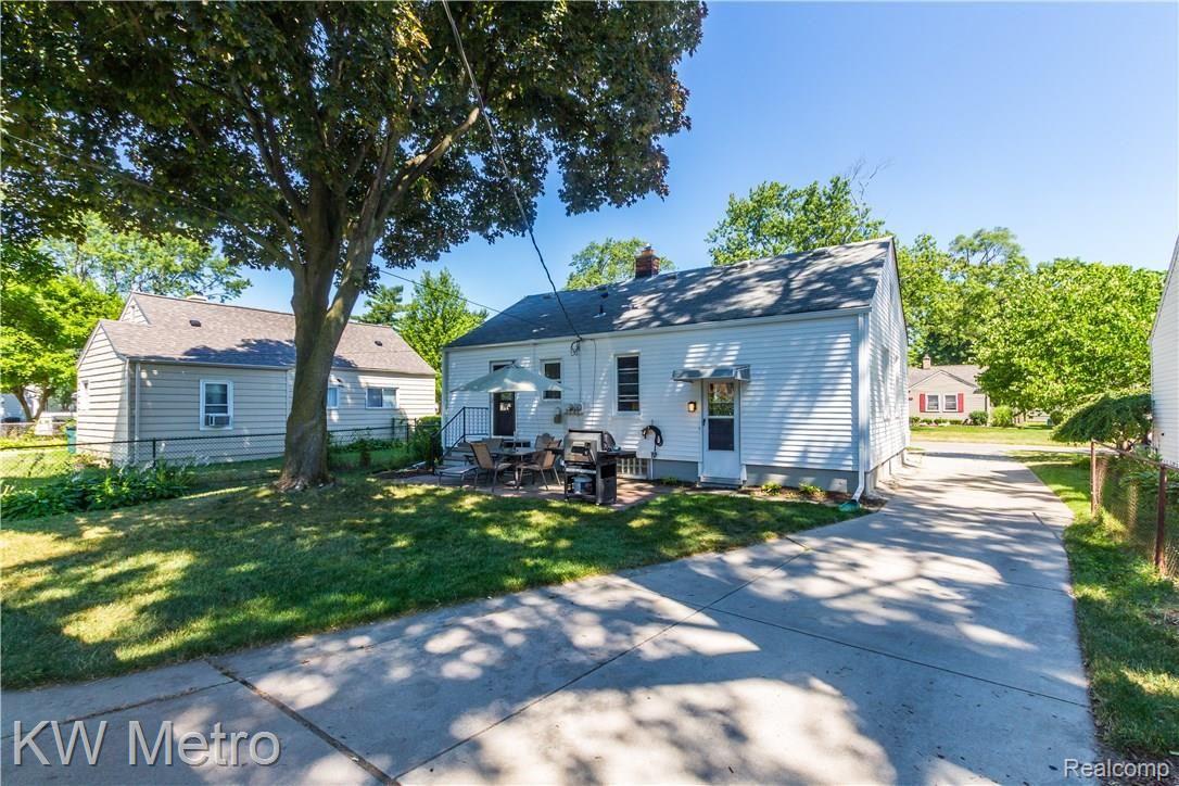 2261 Wiltshire Road Berkley, MI 48072 - Photo 18 of 20 2261 Wiltshire Rd-23.jpg