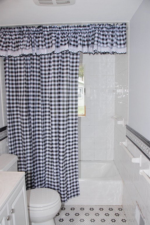 17 Margaret Road Hamilton, MA 01982 - Photo 21 of 24 a bathroom with a toilet and a shower