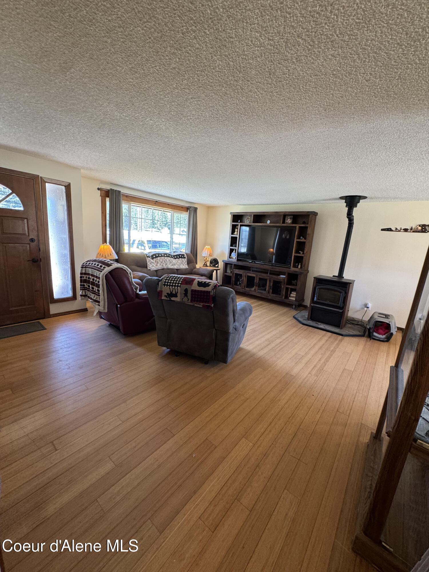 265 Campbell Loop Laclede, ID 83841 - Photo 3 of 14 20260330_213956162_iOS