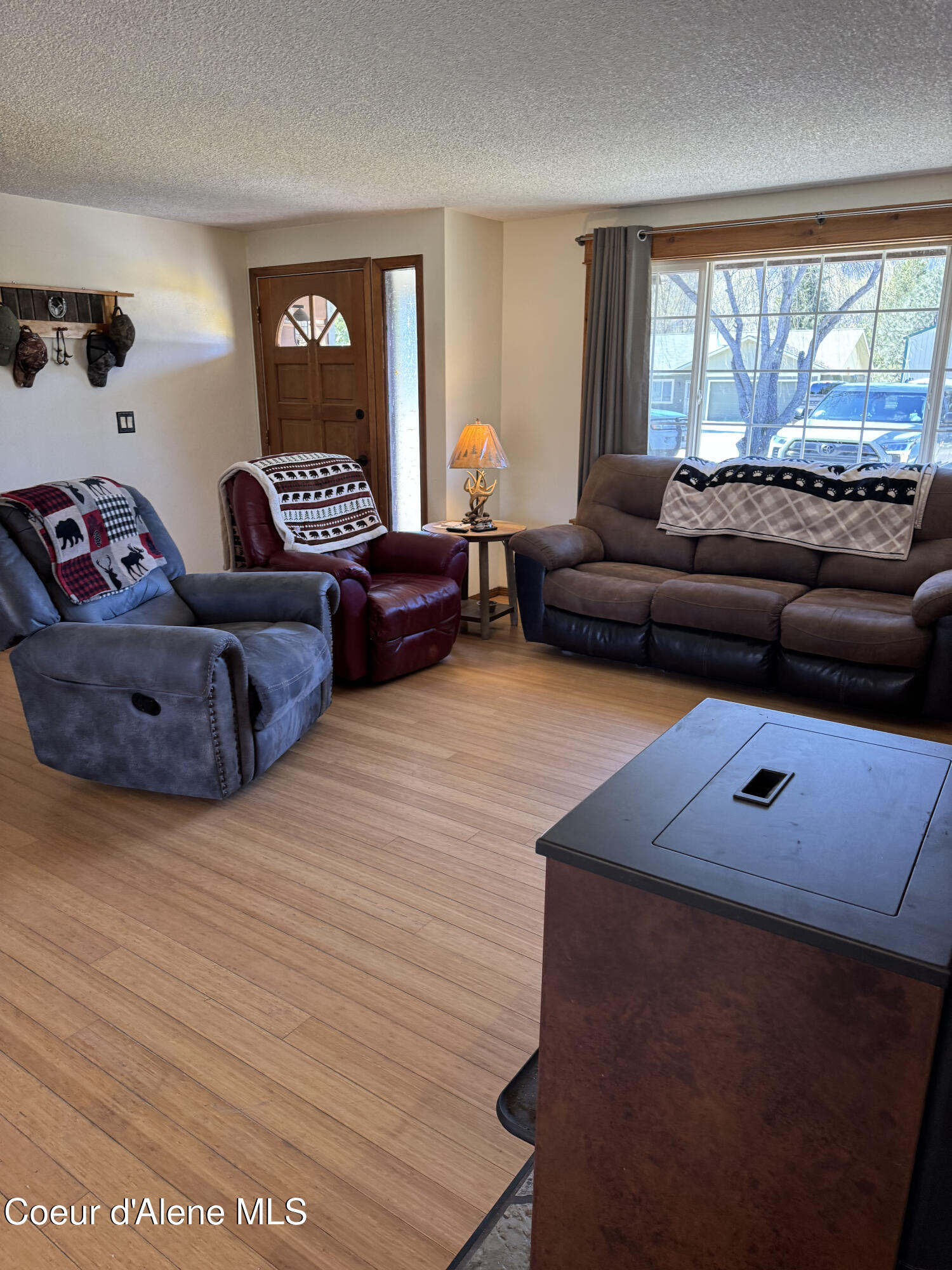 265 Campbell Loop Laclede, ID 83841 - Photo 4 of 14 20260330_213440798_iOS