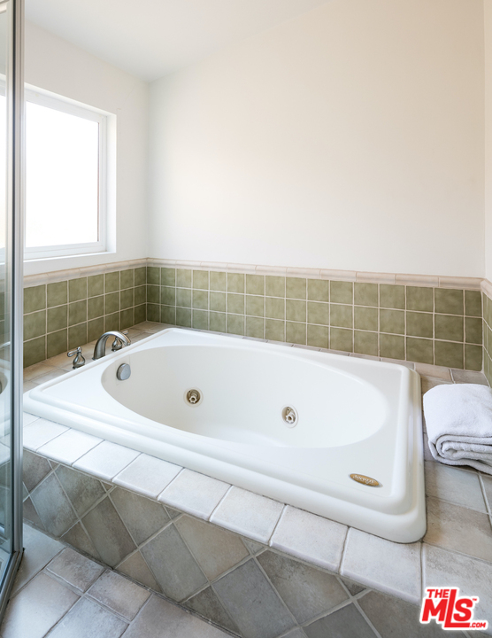 348 Sycamore Road Santa Monica, CA 90402 - Photo 10 of 12 a bathroom with a bathtub and a shower