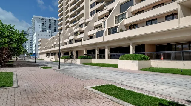 $4,000 | 2555 Collins Avenue, Unit 606, Miami Beach, FL 33140