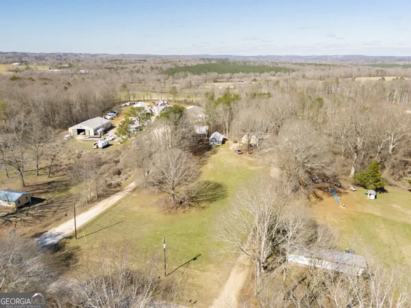 a view of yard with trees