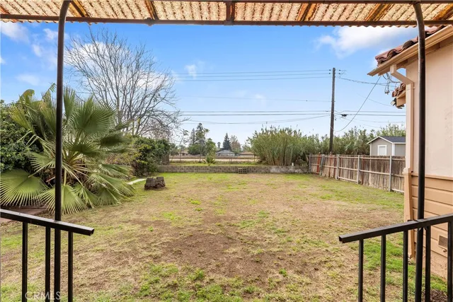 a view of a backyard