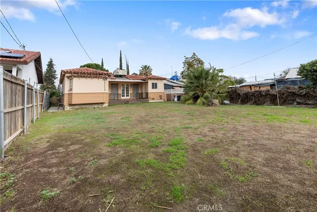 a view of a backyard