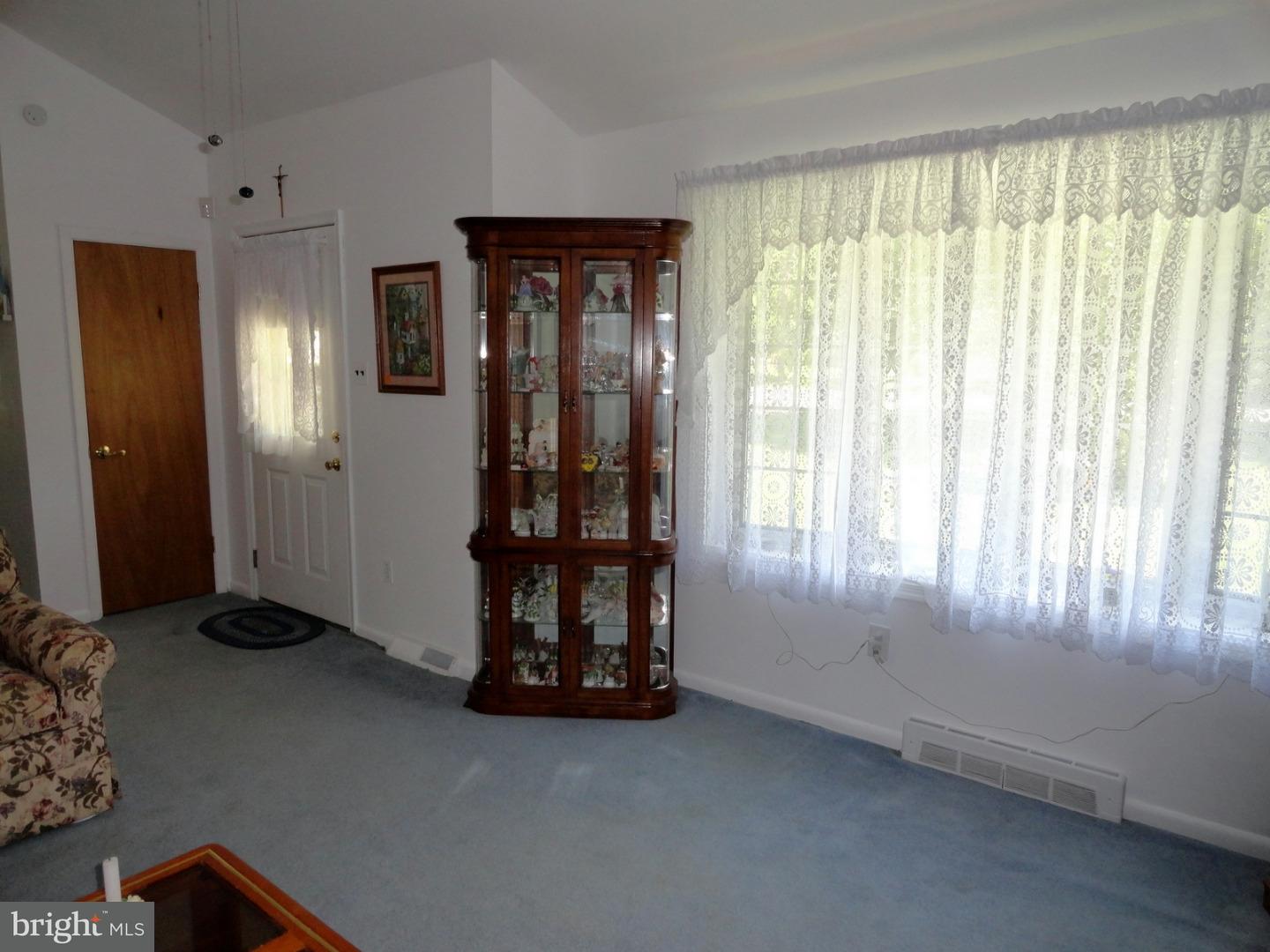 646 Good Intent Road Blackwood, NJ 08012 - Photo 9 of 25 Living Room
