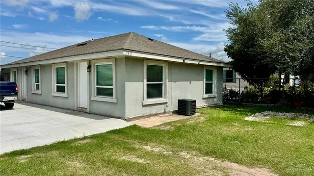 a view of a house with a yard