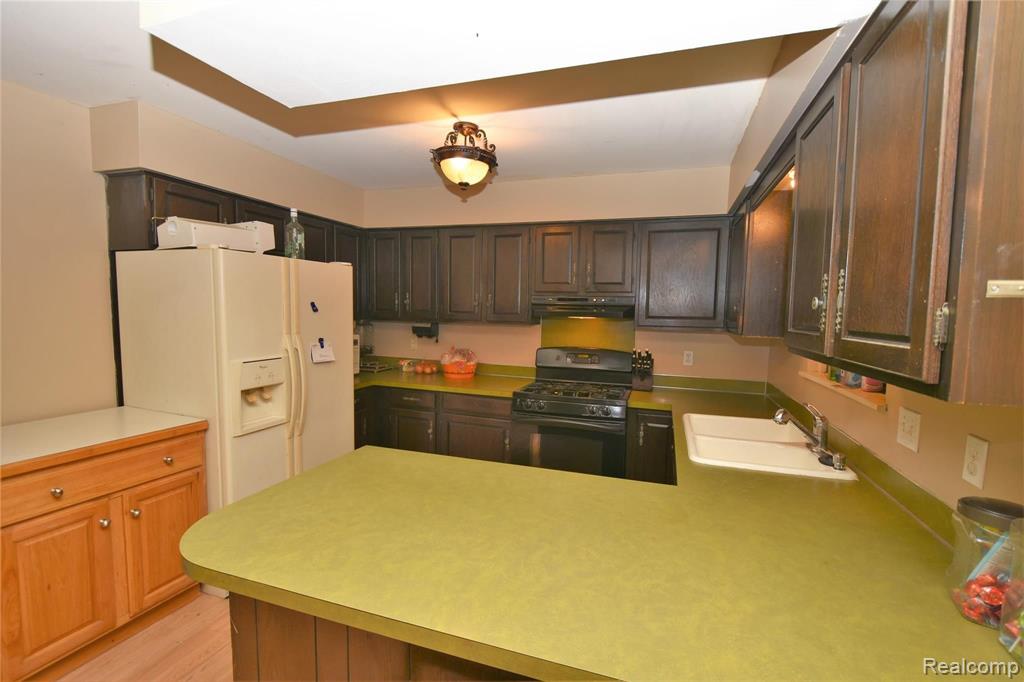 9138 Potter Road Flushing, MI 48433 - Photo 3 of 28