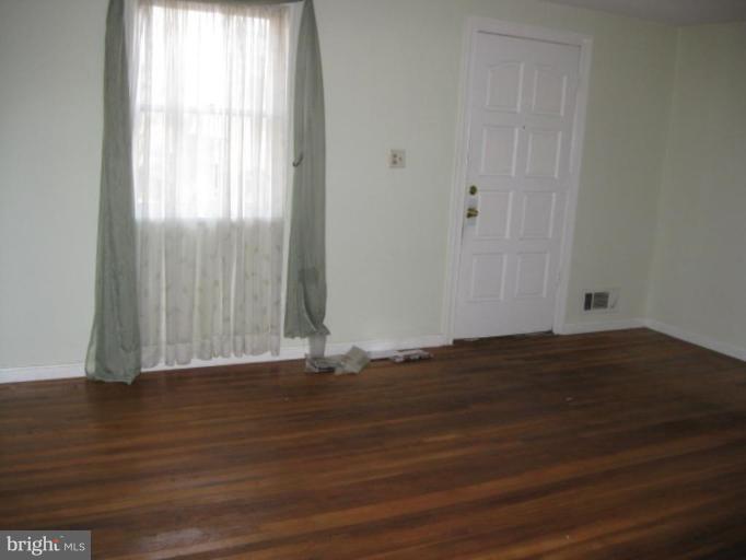 12414 Feldon Street Silver Spring, MD 20906 - Photo 14 of 18 Living Room