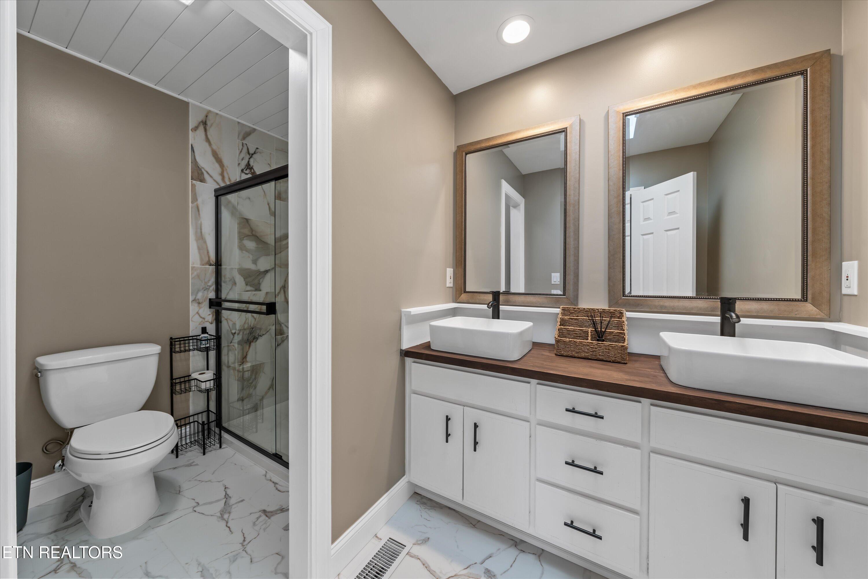 2940 Beecarter Road Dandridge, TN 37725 - Photo 36 of 54 34-Hallway Bath with Separate Shower and