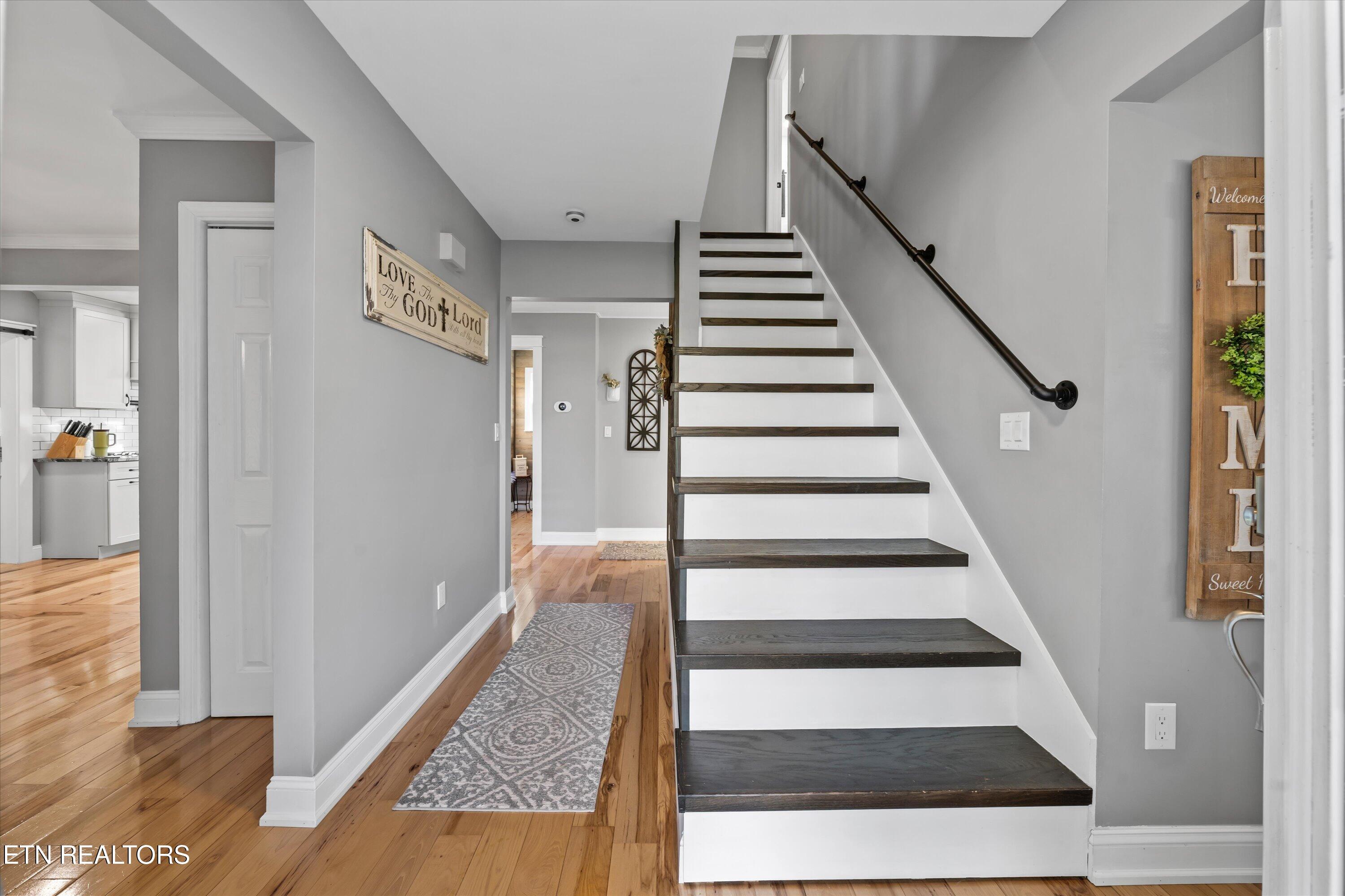 2940 Beecarter Road Dandridge, TN 37725 - Photo 8 of 54 06-Entry Way