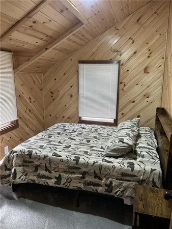 a view of entryway with window