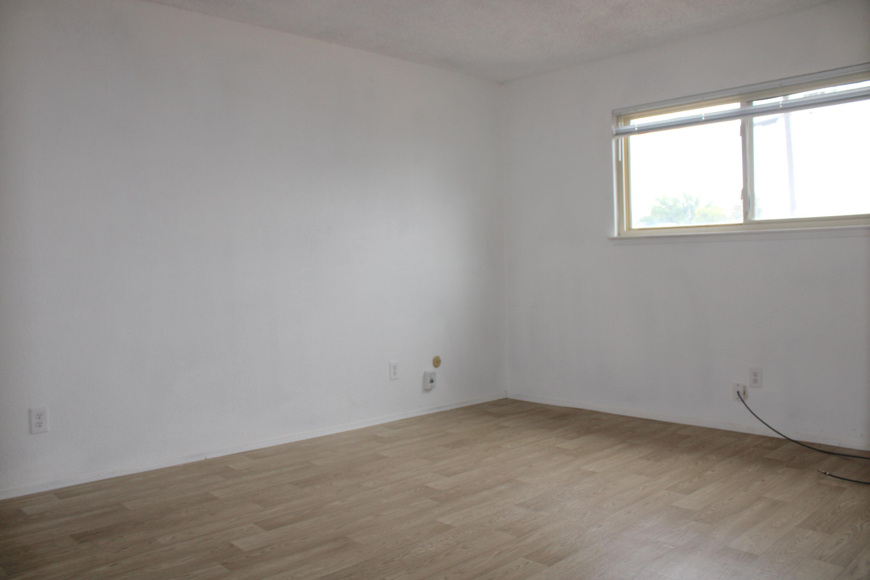 517 South R Street Tulare, CA 93274 - Photo 14 of 21 an empty room with a window