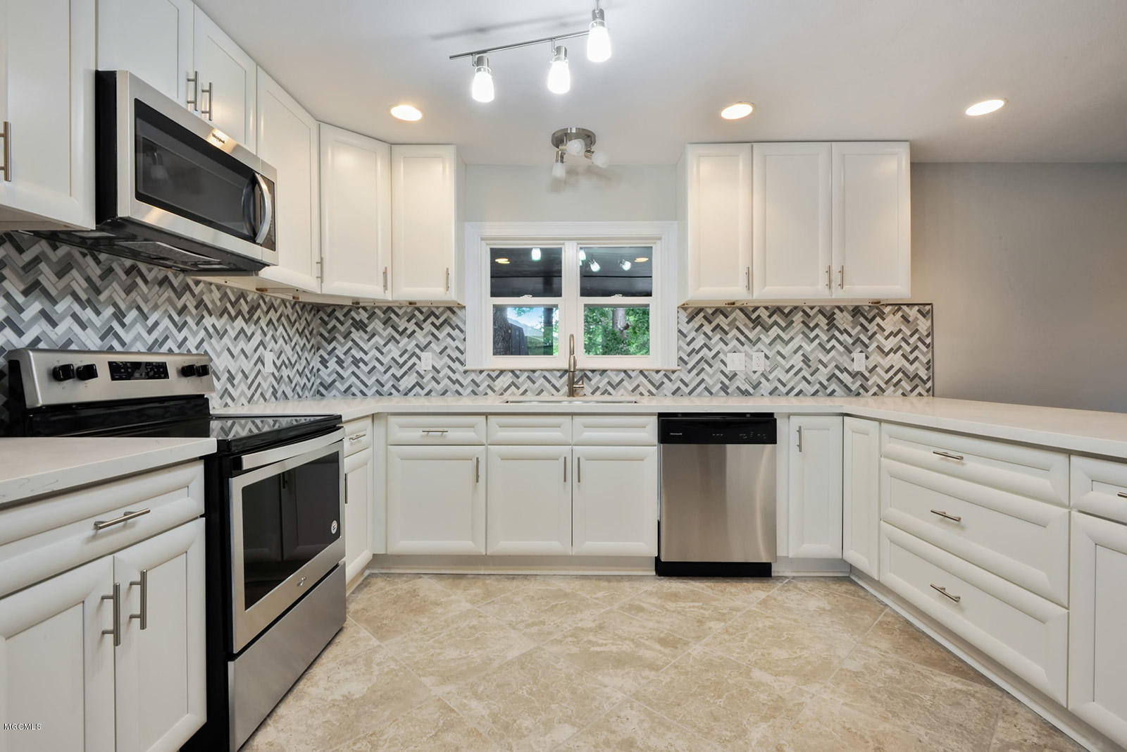 13518 John Clark Road Gulfport, MS 39503 - Photo 7 of 20 007_1600x1067_mls_1600x1067