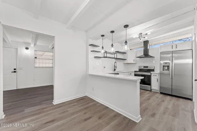 a view of yard with tree