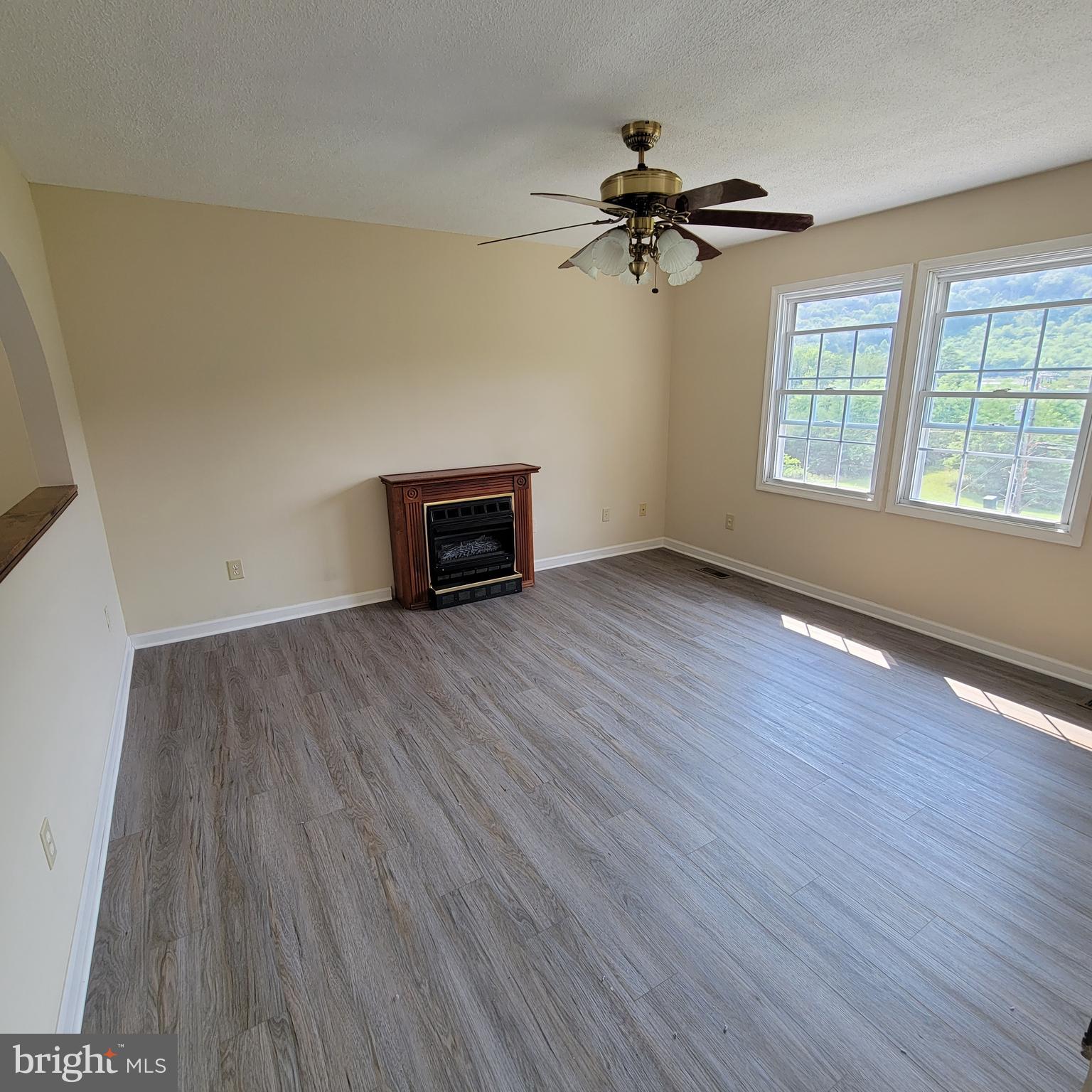 3475 Valley Road Berkeley Springs, WV 25411 - Photo 11 of 42 Living Room