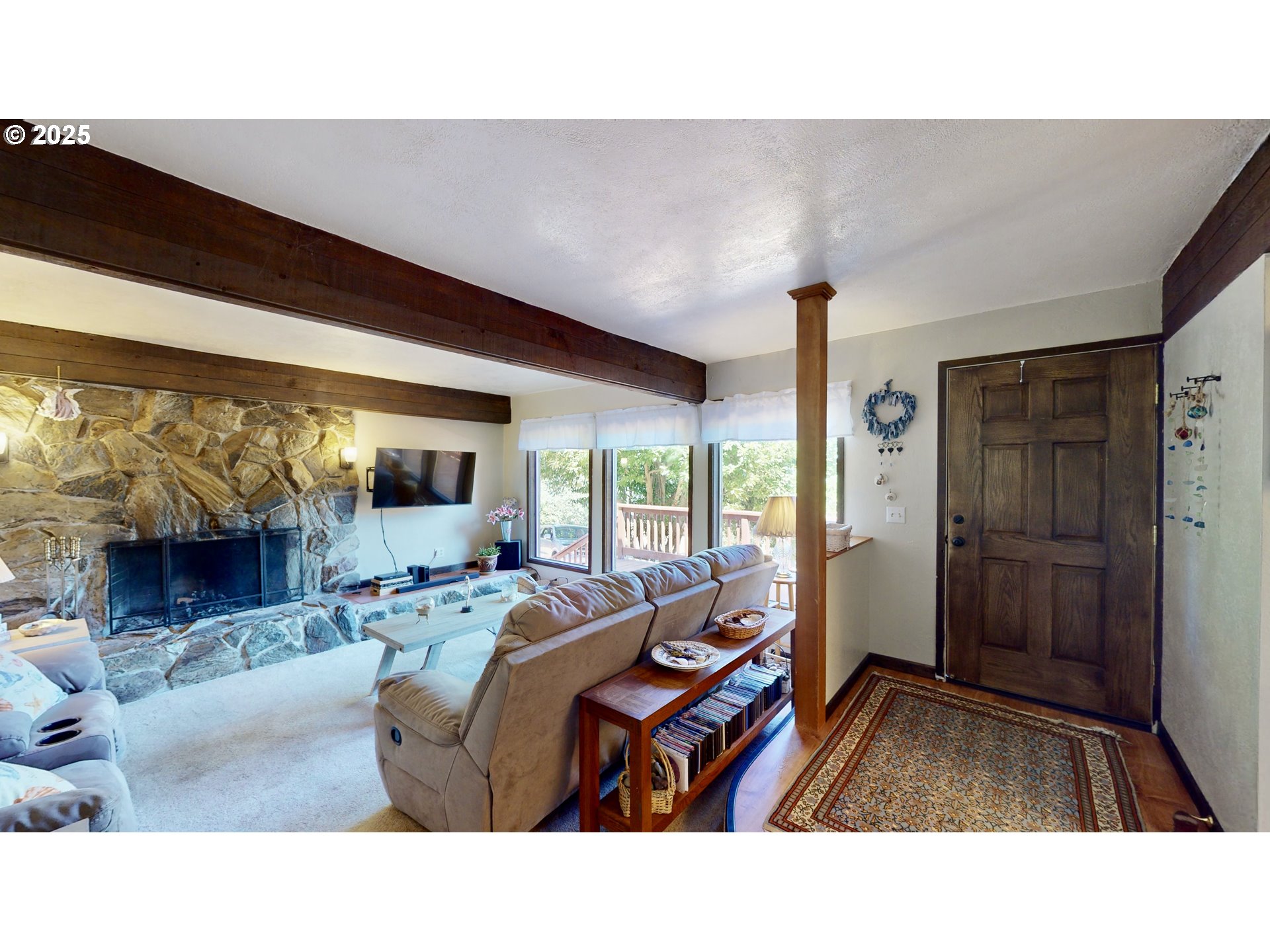 28656 Brooks Road Gold Beach, OR 97444 - Photo 6 of 43 Living Room/Entrance