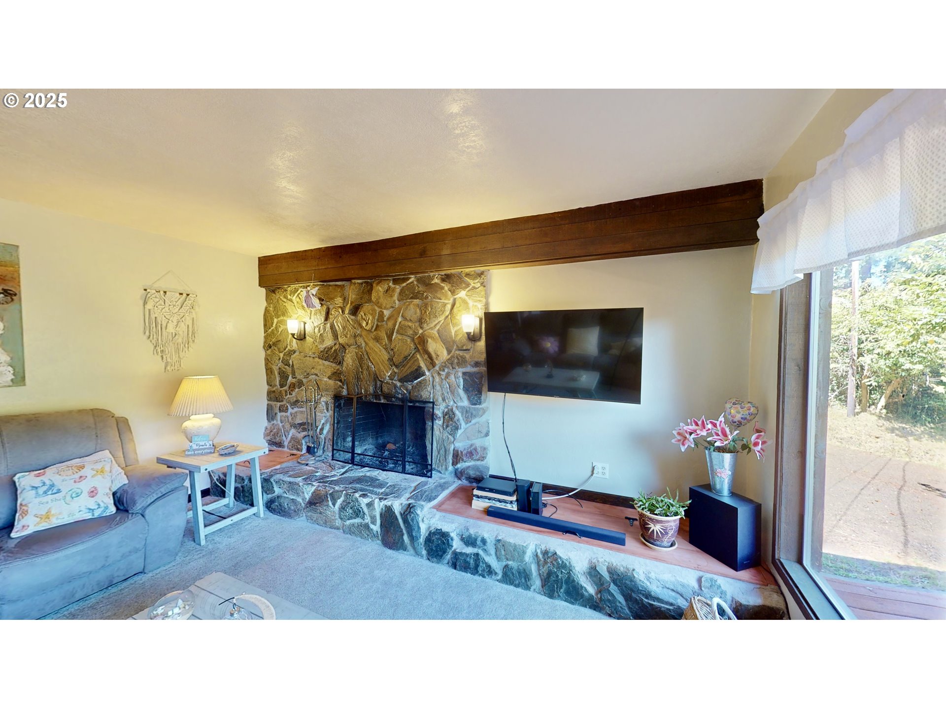 28656 Brooks Road Gold Beach, OR 97444 - Photo 7 of 43 Living Room/Entrance