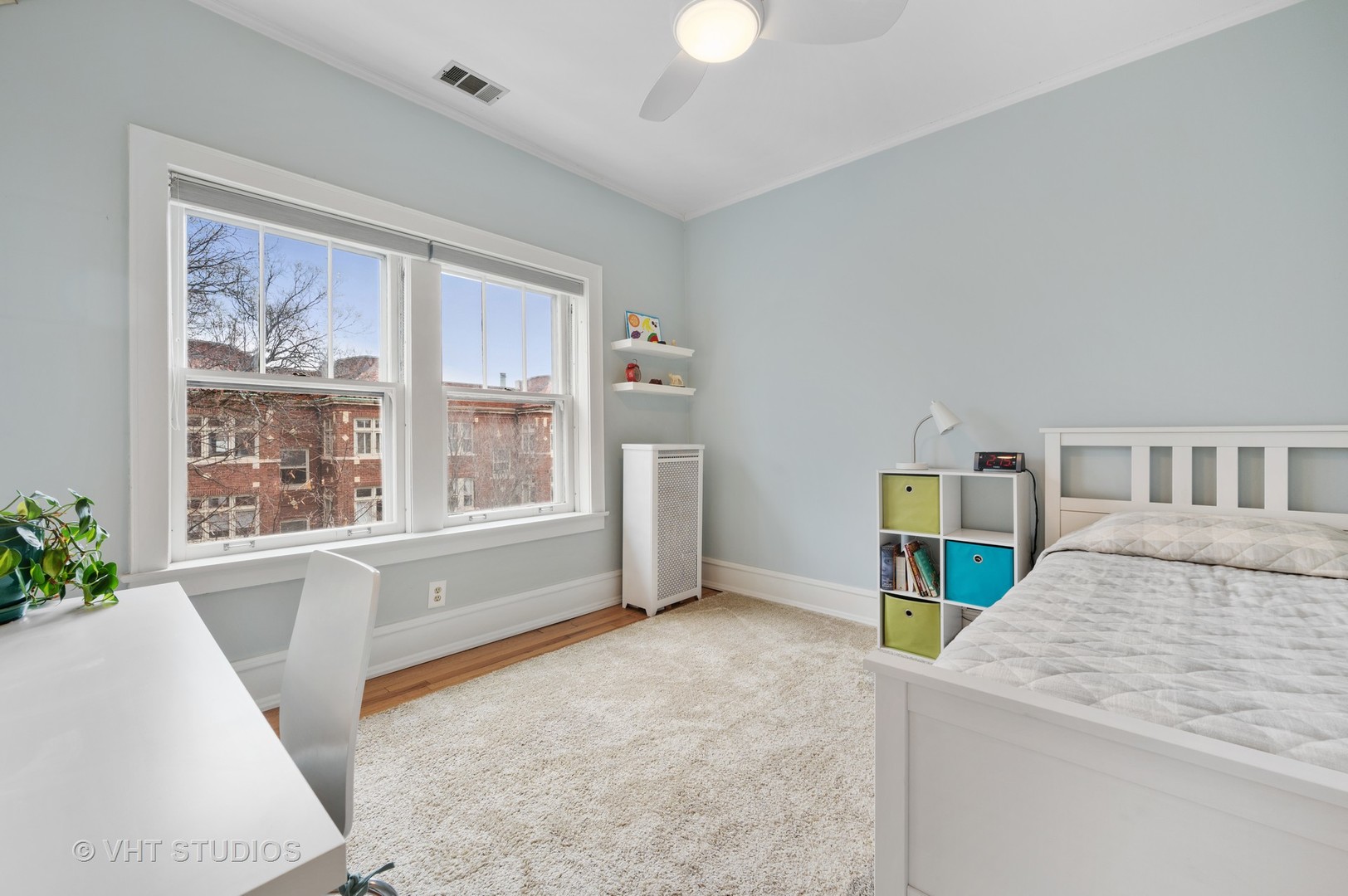815 Ridge Avenue, Unit 3 Evanston, IL 60202 - Photo 11 of 16 a bedroom with a bed and a large window
