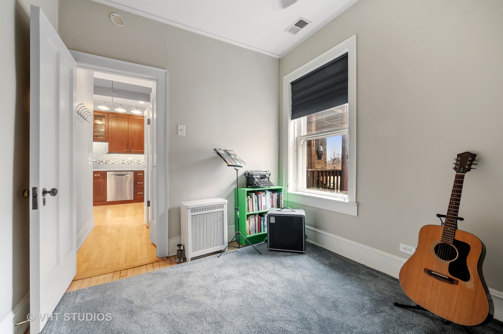 815 Ridge Avenue, Unit 3 Evanston, IL 60202 - Photo 12 of 16 a living room with a bed and a window