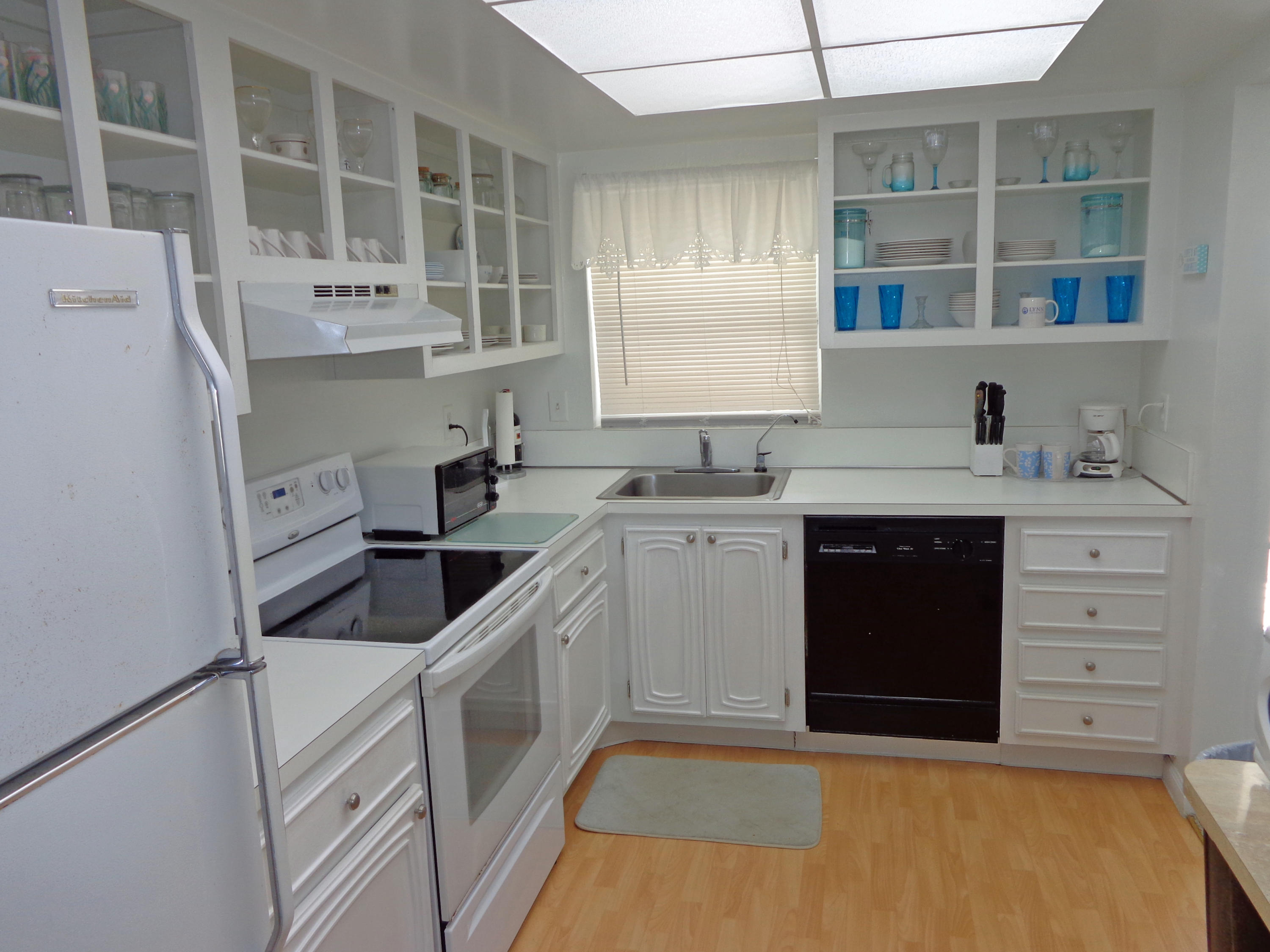 1070 Sugar Sands Boulevard, Unit 385 Riviera Beach, FL 33404 - Photo 6 of 21 Kitchen