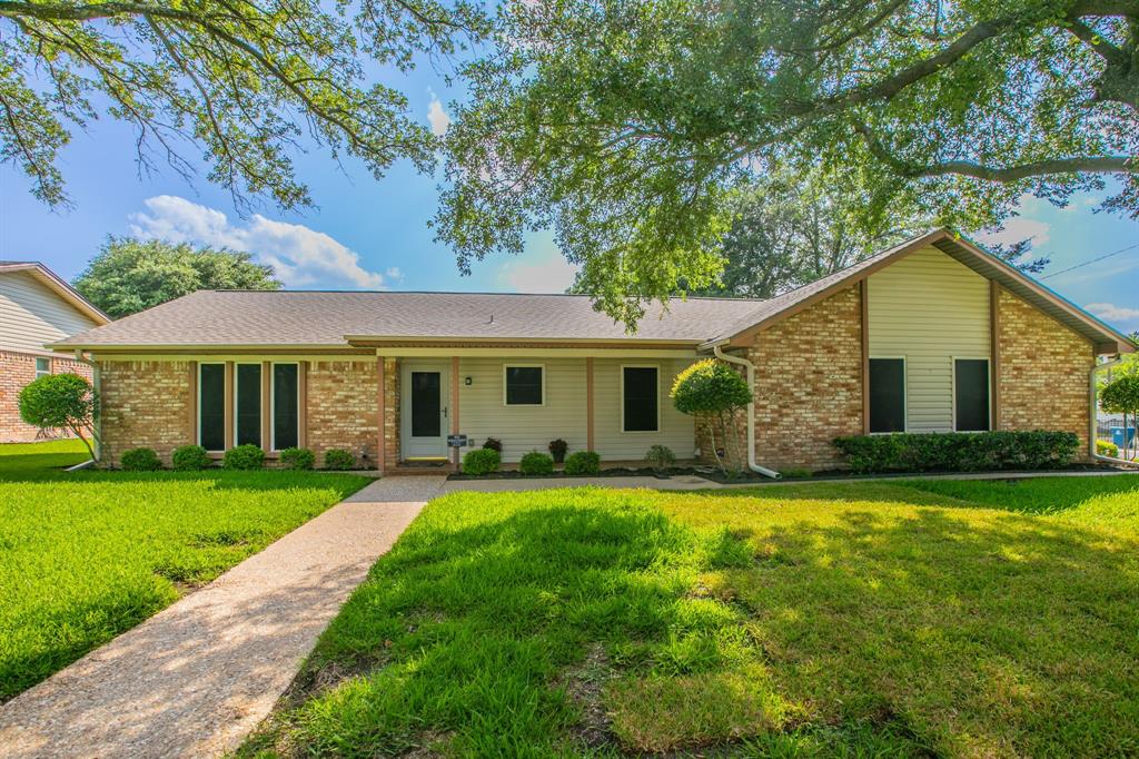241 Travis Lane Hewitt, TX 76643 - Photo 1 of 26