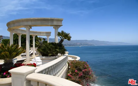 $90,000,000 | 28824 Cliffside Drive, Malibu, CA 90265