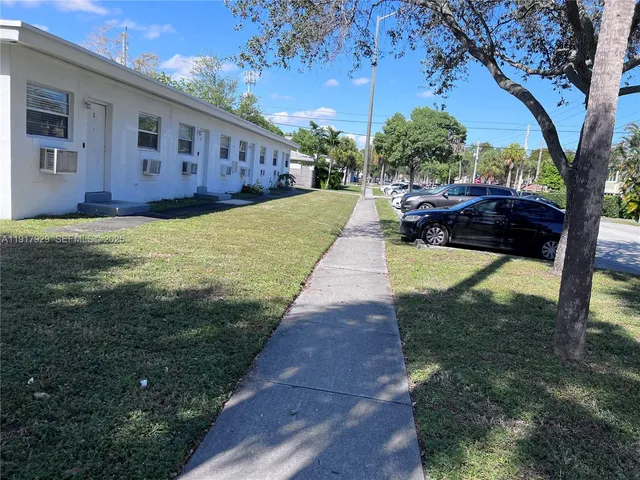a view of a house with backyard and sitting area