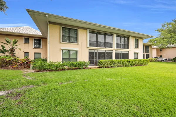 $3,950 | 10 Southeast Turtle Creek Drive, Unit B, Tequesta, FL 33469