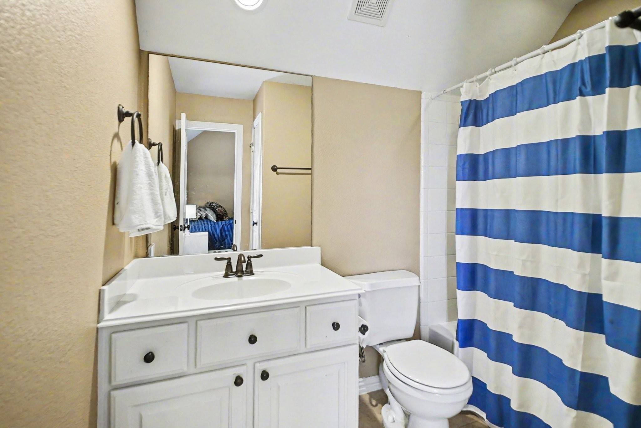 8210 Thunder Ridge Way Missouri City, TX 77459 - Photo 33 of 42 Private full bath off of the secondary bedroom.