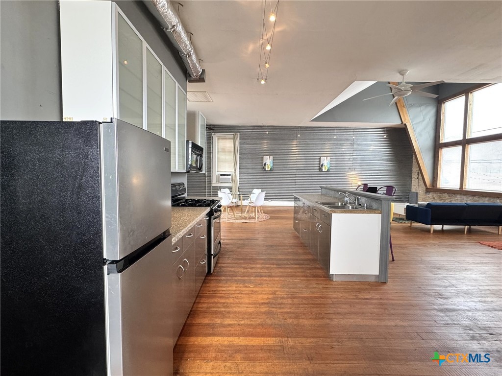 103 West Walnut Street, Unit A Seguin, TX 78155 - Photo 2 of 16