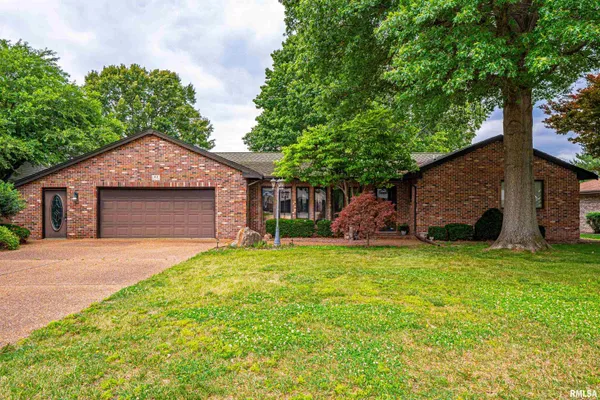 $335,000 | 43 Illini Drive, Lincoln, IL 62656