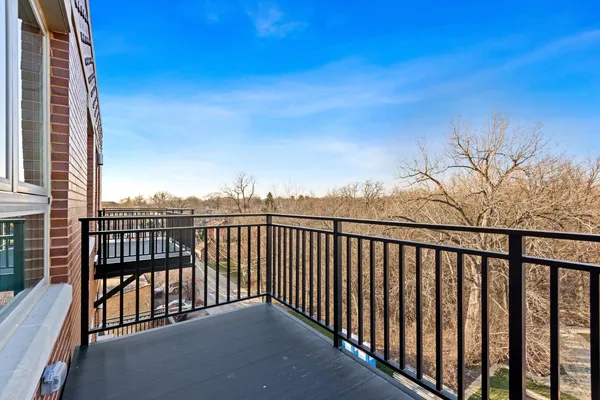 $3,480 | 555 Roger Williams Avenue, Unit 406, Highland Park, IL 60035