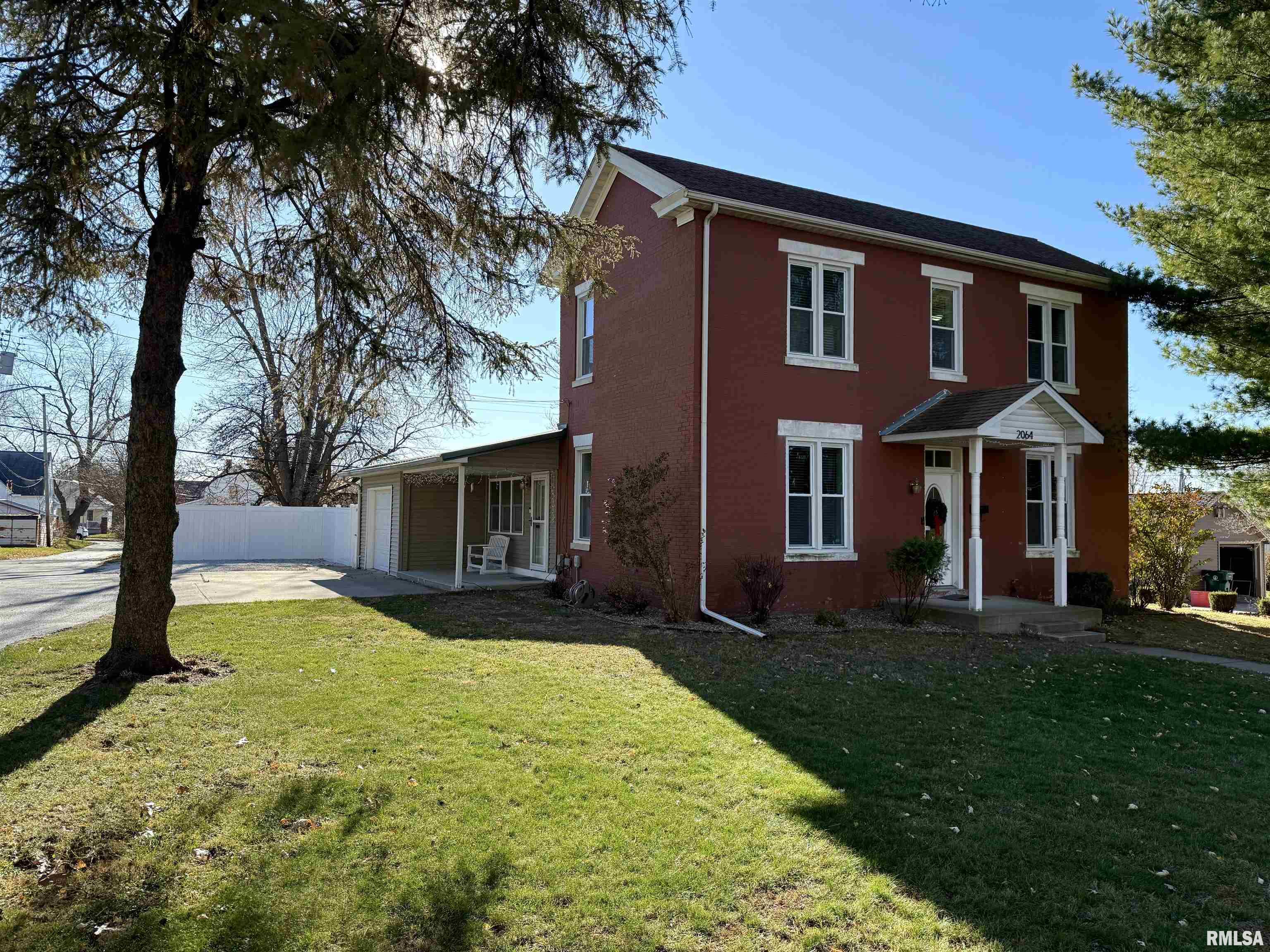 2064 Chestnut Street Quincy, IL 62301 - Photo 1 of 34 Gallery Image 1