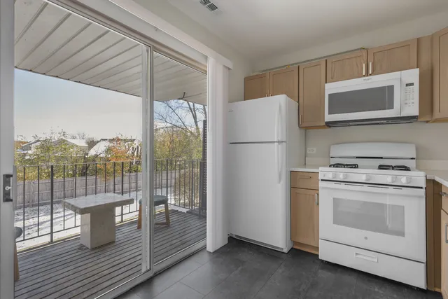 $1,960 | 86 Gant Circle, Unit F, Streamwood, IL 60107