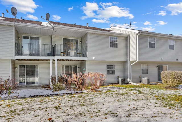 $1,960 | 86 Gant Circle, Unit F, Streamwood, IL 60107