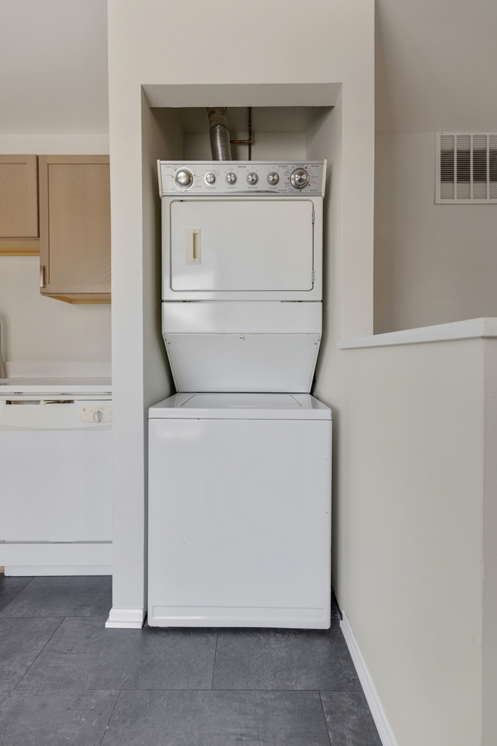 86 Gant Circle, Unit F Streamwood, IL 60107 - Photo 7 of 20 a utility room with dryer and washer